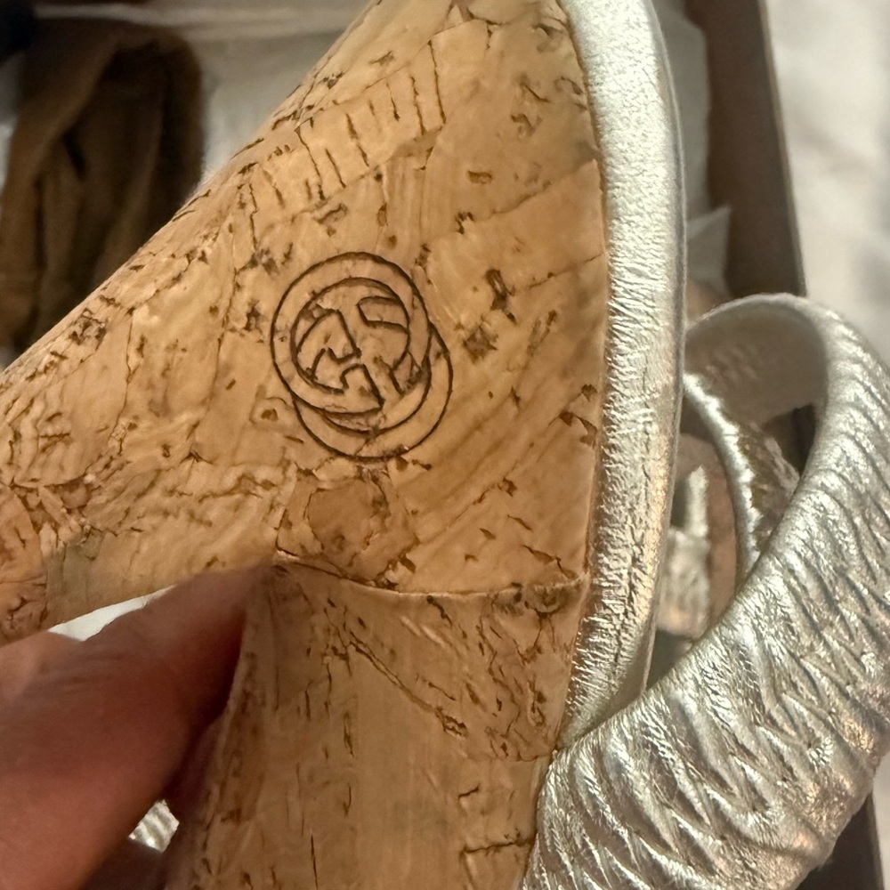 Gucci Brown Box with Gold Logo. They’re like new but cork got ruined in the box - Picture 5 of 16